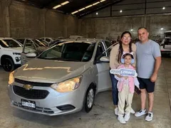Familia recibiendo su Chevrolet Aveo plateado en la entrega de EzRide en Monterrey